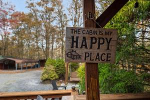 Fotografie z fotogalerie ubytování Relaxing Pocono Stay Near Lake with Hot Tub & BBQ v destinaci Blakeslee