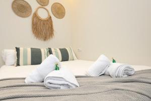 two beds with towels and mirrors on the wall at EXCLUSIVE APARTMENT JACUZZi in Málaga +13 photos