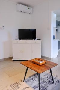 TrioletにあるBirds paradise apartmentのリビングルーム(テーブル、薄型テレビ付) +18枚の写真