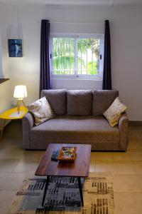 TrioletにあるBirds paradise apartmentのソファとコーヒーテーブルのあるリビングルーム
