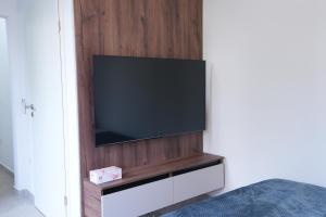 Μια τηλεόραση ή/και κέντρο ψυχαγωγίας στο Wohnung IA - Modern & Elegant +6 φωτογραφίες