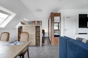 een woonkamer met een tafel en een blauwe bank bij Ferienwohnung Mürwik in Flensburg