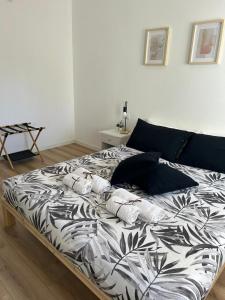 Postel nebo postele na pokoji v ubytování Modern Apartment near Milano, Airport Malpensa, Rho Fiera 24h Check-in