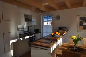 une cuisine avec un comptoir avec des oranges dessus dans l'établissement Ferienhaus Strandläufer, à Krummhörn