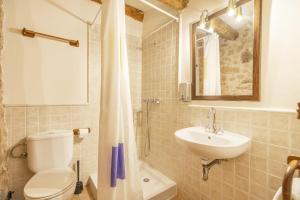 une salle de bains avec toilettes et lavabo dans l'établissement Mas Vilardaga, à La Baronia de Rialb 31 autres photos