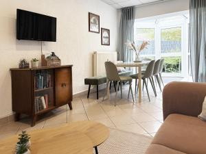 a living room with a table and a dining room at Ferienwohnung Seeglück - 4 Schlaf- & 4 Badezimmer in Tauche