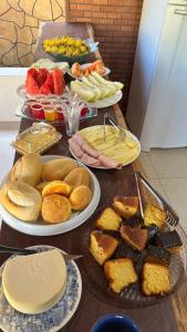 ein Tisch mit mehreren Tellern mit Essen darauf in der Unterkunft Chalés Pouso da Coruja in Cavalcante + 6 Fotos