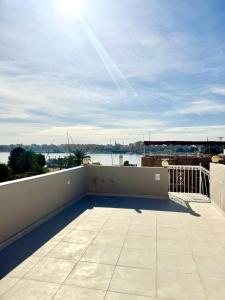 a balcony with a view of the water at Royal Home Dome Style - Top Floor Apartment in Jazīrat al ‘Awwāmīyah
