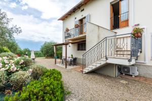 una casa con balcón y patio en Tenuta Fornacelle La Rosa, en San Gimignano