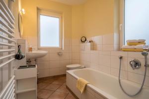 un baño con bañera y lavabo en Haus Sonnenseite Wohnung Säntis, en Wasserburg 22 fotos más