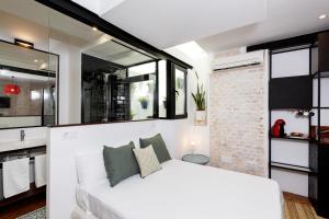 ein Wohnzimmer mit einem weißen Sofa und Fenstern in der Unterkunft Galteo Almendra in Ronda