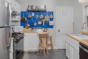 Η κουζίνα ή μικρή κουζίνα στο The White Castle - King Bed plus Office