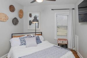 Ένα ή περισσότερα κρεβάτια σε δωμάτιο στο The White Castle - King Bed plus Office