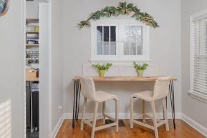 Φωτογραφία από το άλμπουμ του The White Castle - King Bed plus Office σε Appleton