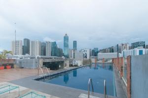 Πισίνα στο ή κοντά στο RedDoorz Premium at MyTown New York