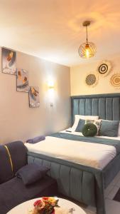 Ένα ή περισσότερα κρεβάτια σε δωμάτιο στο Fitbull Homes Rm 210