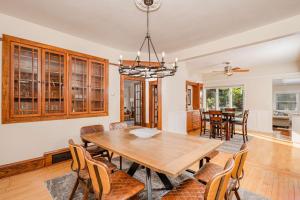 ein Esszimmer mit einem Holztisch und Stühlen in der Unterkunft Family Downtown Mansion - Sleeps 13 in Appleton