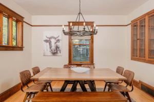 ein Esszimmer mit einem Holztisch und Stühlen in der Unterkunft Family Downtown Mansion - Sleeps 13 in Appleton + 26 Fotos