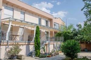 un edificio de apartamentos con balcones y árboles delante de él en Bianca's Kaiserstuhl, en Ihringen