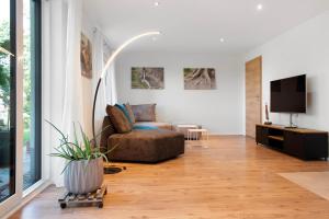 un salon avec un canapé et une télévision dans l'établissement Fewo Fuchs, à Salem