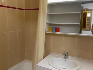 une salle de bains avec lavabo et baignoire dans l'établissement Appart 4 pers avec WIFI, animaux admis, proche pistes - Les Menuires - FR-1-574-66, aux Menuires 5 autres photos