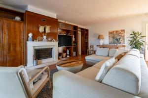 een woonkamer met een bank en een open haard bij House in Villa Torto in Monopoli