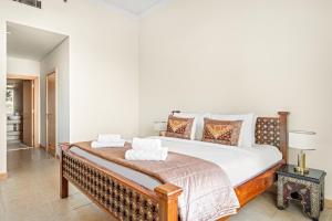 Un dormitorio con una cama grande en una habitación. en VayK - Beachfront 1BR with Sea Views in Palm Jumeirah, en Dubái 9 fotos más
