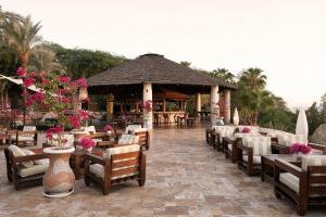 um pavilhão com mesas e cadeiras e um restaurante em Dead Sea Marriott Resort & Spa em Sowayma