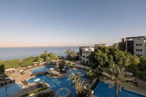 uma vista aérea de um resort com piscina em Dead Sea Marriott Resort & Spa em Sowayma