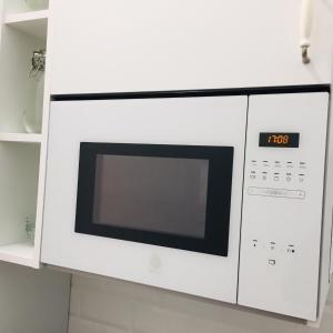 een magnetron met een klok erop bij The Loft Malaga Center in Málaga