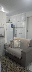 a living room with a couch in a room at Casa de Jovan in Cayru