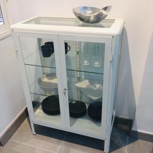 een witte kast met glazen planken en een kom erop bij The Loft Malaga Center in Málaga