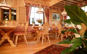 una sala da pranzo con mobili in legno, tavolo e sedie di Hotel Krone Igelsberg a Freudenstadt