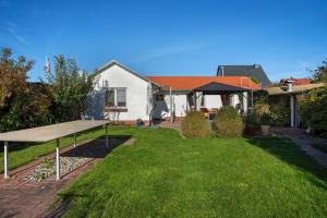 a house with a yard with a picnic table at Ferienbungalow Meerjungfrau in Ueckermünde
