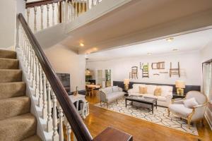 Χώρος καθιστικού στο Urban Farmstead Family Retreat - Game Barn