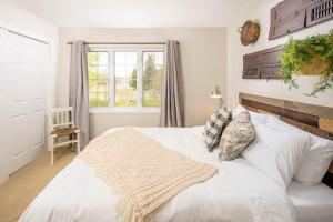 Ένα ή περισσότερα κρεβάτια σε δωμάτιο στο Urban Farmstead Family Retreat - Game Barn +23 φωτογραφίες