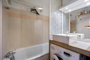 a bathroom with a sink and a washing machine at A2 302 Appart au pied des pistes in Saint-François-Longchamp
