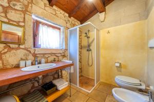 La salle de bains est pourvue de 2 toilettes, d'une douche et d'un lavabo. dans l'établissement Masseria Copertini, à Vernole