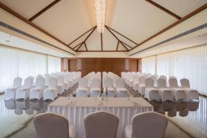 乌代浦Tree of Life Amara Resorts & Spa, Udaipur的一间会议室,配有桌子和白色椅子 更多63张照片