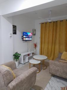 TV a/nebo společenská místnost v ubytování Mwembeni Abode