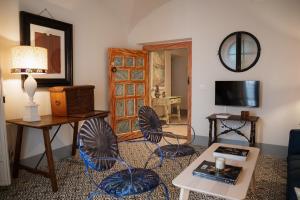 a living room with two chairs and a table at Casa de Solís in Trujillo
