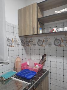 een keuken met roze manden op een aanrechtblad bij Mwembeni Abode in Bamburi