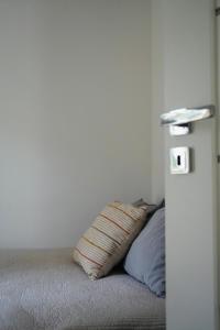 - un oreiller assis sur un lit dans une chambre dans l'établissement MISI domek, à Kadłubówka