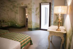 a bedroom with a bed and a table with a lamp at Casa de Solís in Trujillo