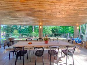 a table and chairs on a patio with a wooden ceiling at Villa Vittorio a 4km dal mare in Trebbiantico