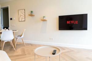 TV a/nebo společenská místnost v ubytování Charming Jordaan Apartment, Canal Views