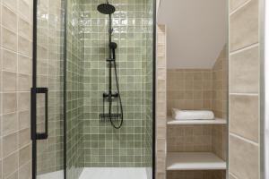 eine Dusche mit Glastür im Badezimmer in der Unterkunft Apartamentos Habana 3 in Barbate