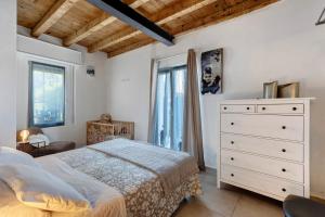 een slaapkamer met een bed, een ladekast en een raam bij Les Amis di Peschiera in Peschiera del Garda