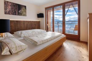 SpondignaにあるMairhof Flow Farmのベッド2台とバルコニー付きのベッドルーム