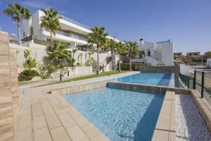 フィネストラットにあるCampana Garden 52の建物の前のプール